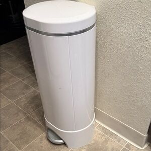 Munchkin STEP Diaper Pail, Powered by Arm & Hammer